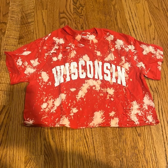 Gildan Woman’s Wisconsin Red Tie Dye Distressed Tee Size S - Picture 1 of 4